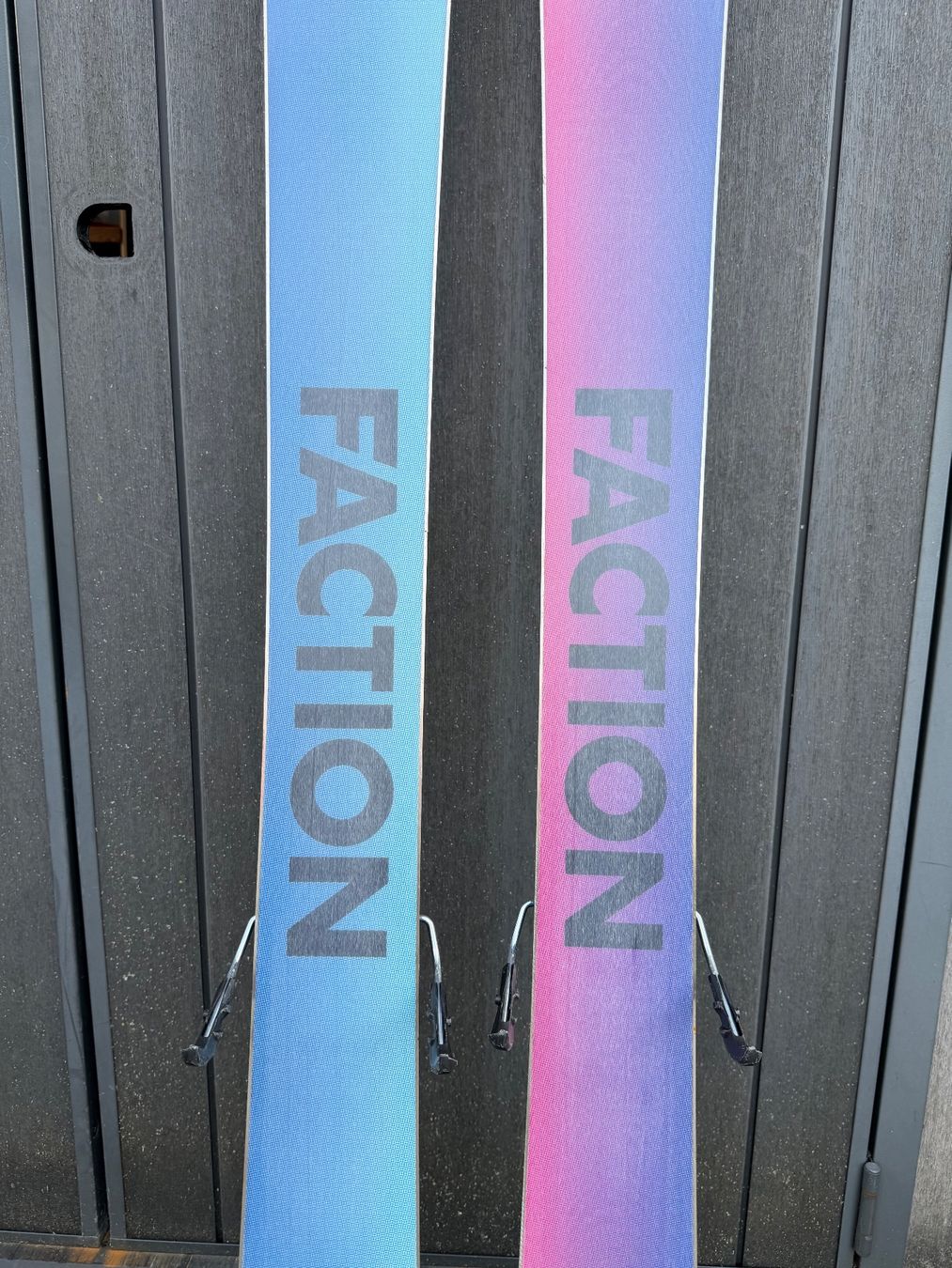 Faction Sci: Faction Studio Grom 139 cm inkl. Marker GripWalk-Bindung – Usato da Ehrendingen venduto da Thorpedo 5