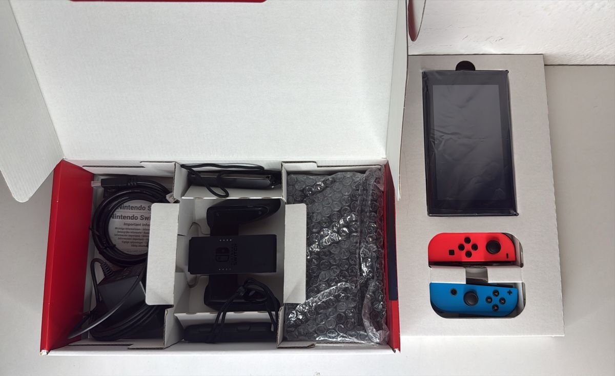 Nintendo Console: Nintendo Switch Console - with screen protector and box! – Usato da Ehrendingen venduto da bubulence 4