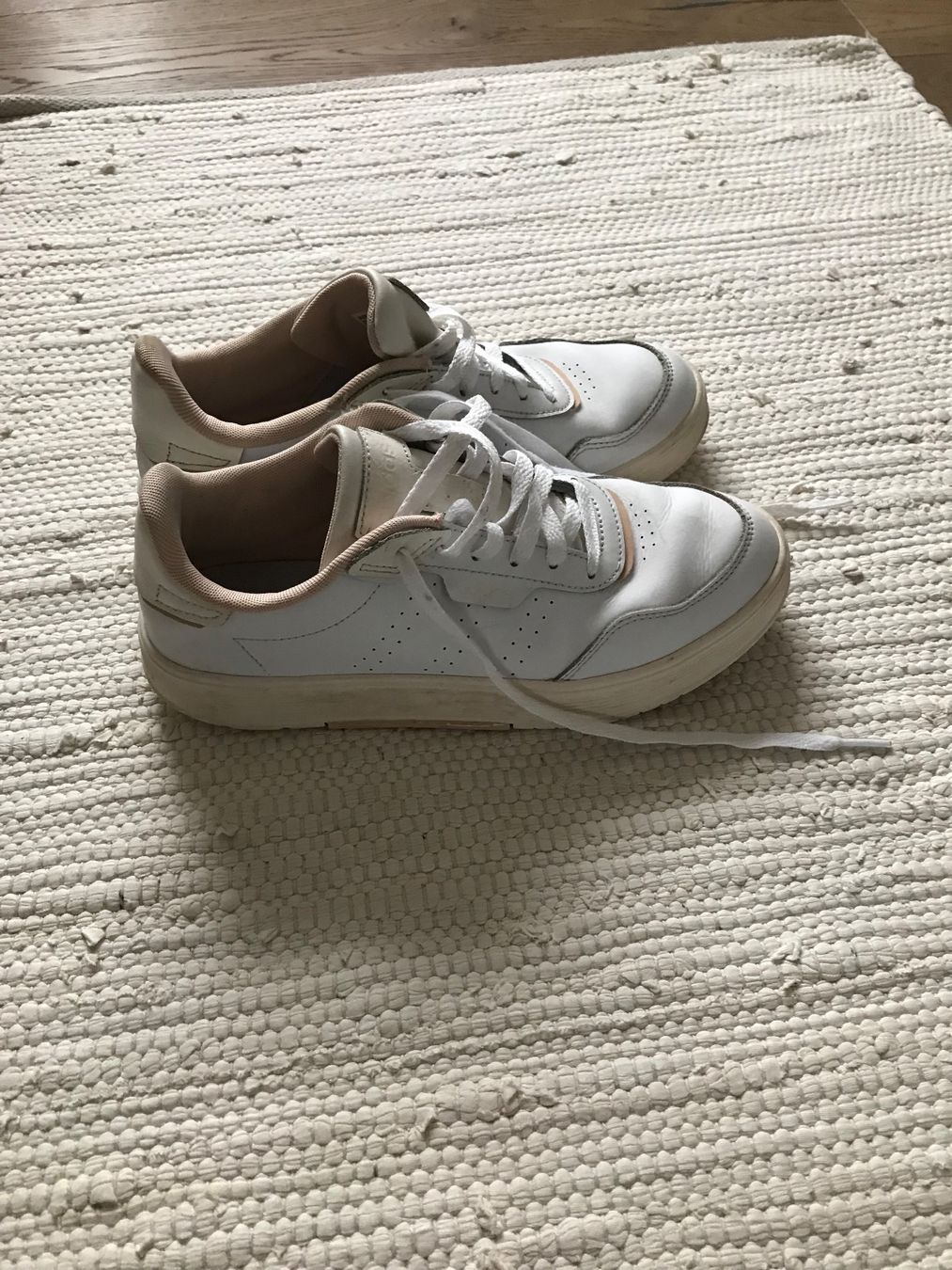 Adidas Scarpe da donna: Adidas Sneakers Leder Gr. 39 – Usato da Affoltern am Albis venduto da variablend