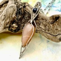 Silberanhänger mit Pfirsich-Mondstein und Opal