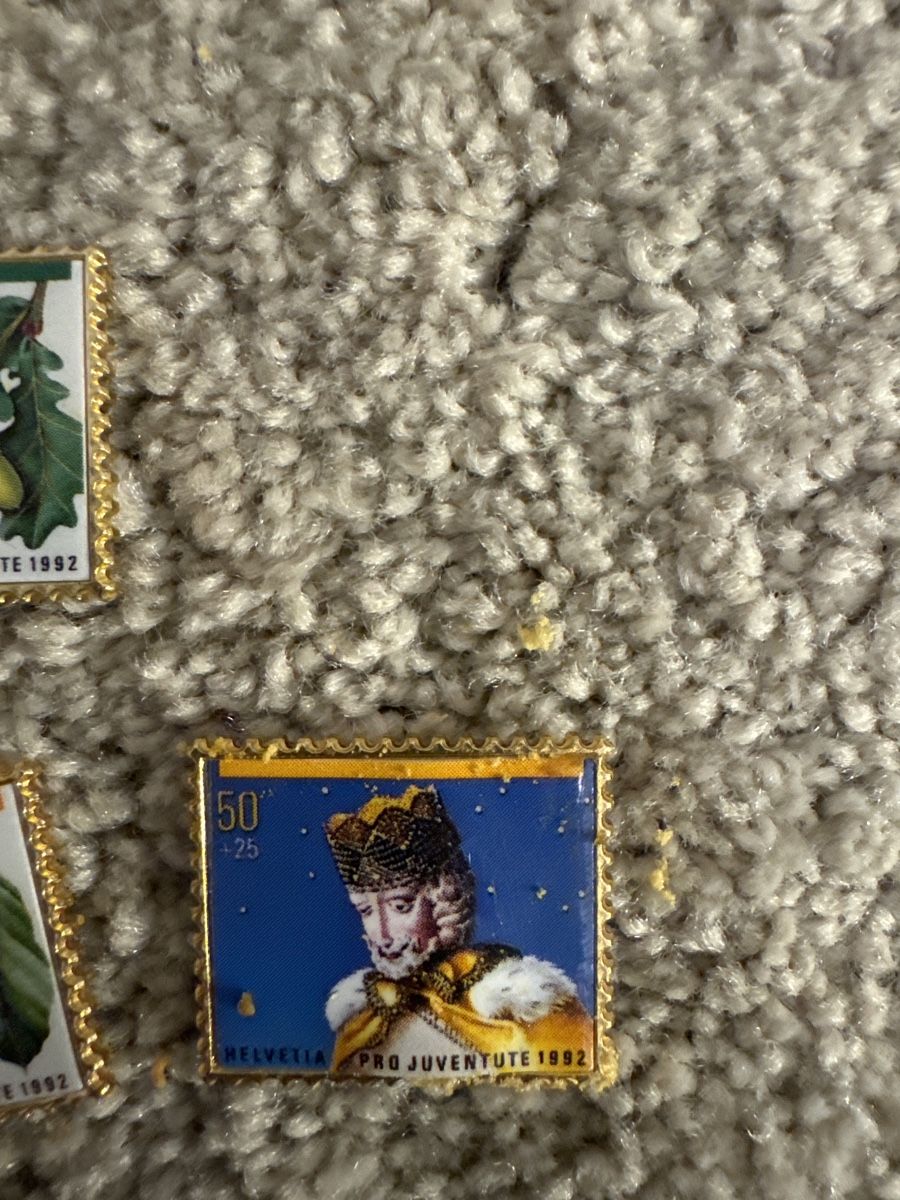 Swiss Plaketten & Abzeichen: 5 Pro-Juventute-Pins mit Briefmarken 1992 – Neu (gemäss Beschreibung) aus Oberweningen von Jogi2 2