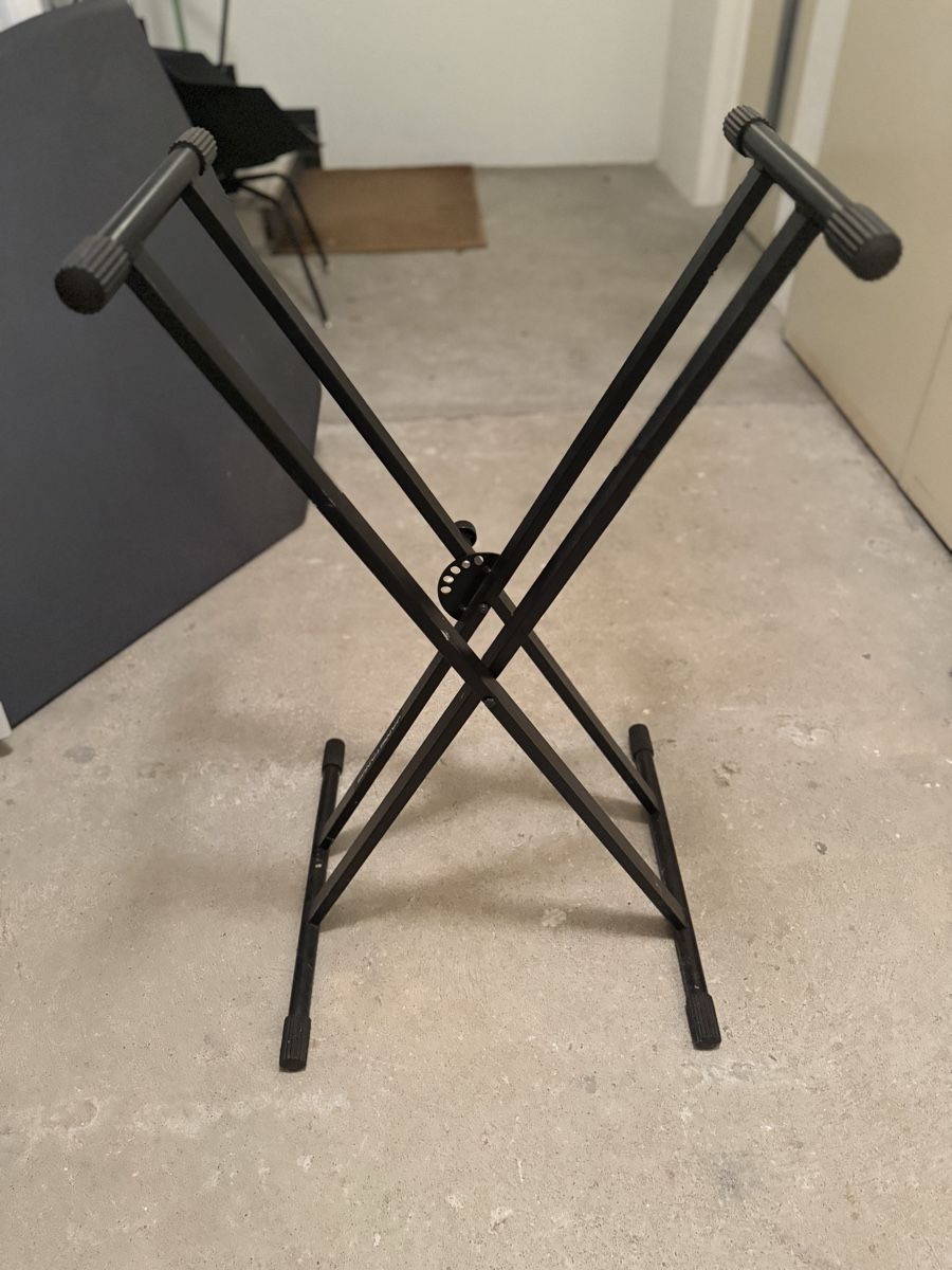 Instrumenten-& Notenständer: JamStands by Ultimate Support – Keyboardständer  – Gebraucht aus Basel von Beat-Schneider 3