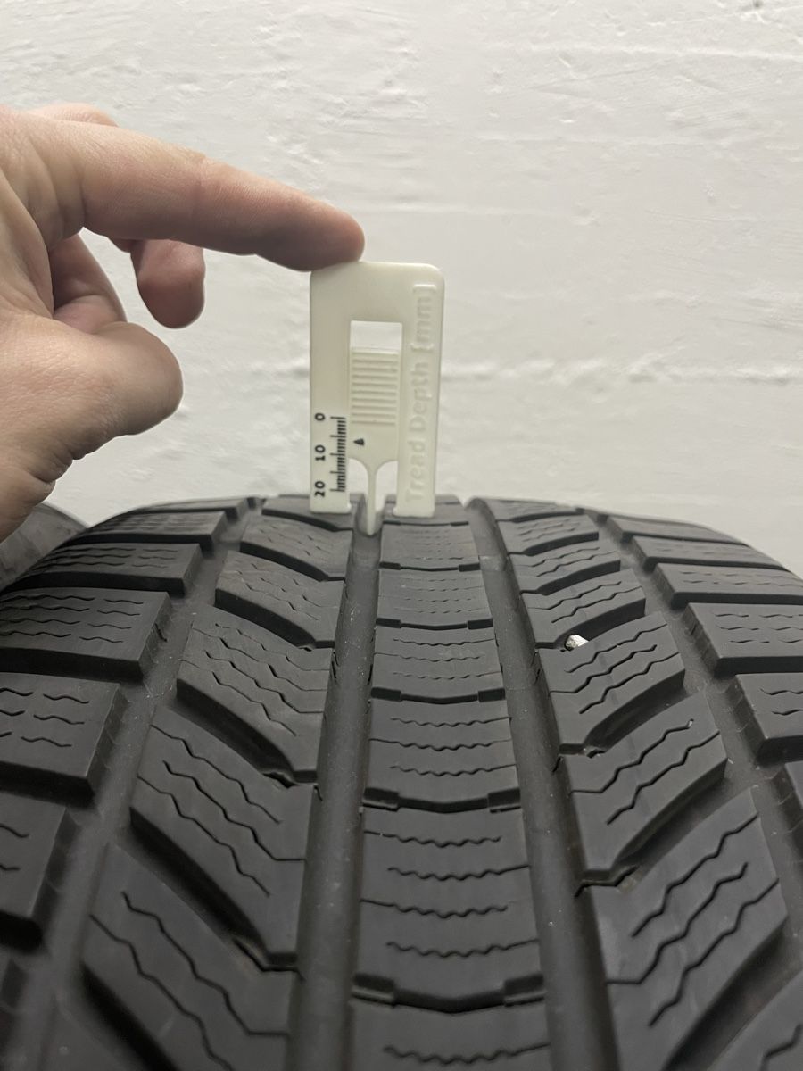Pneumatici & Ruote complete: 2x Continental Winterpneu 225/35R19 – Usato da Sirnach venduto da MotionModular 2