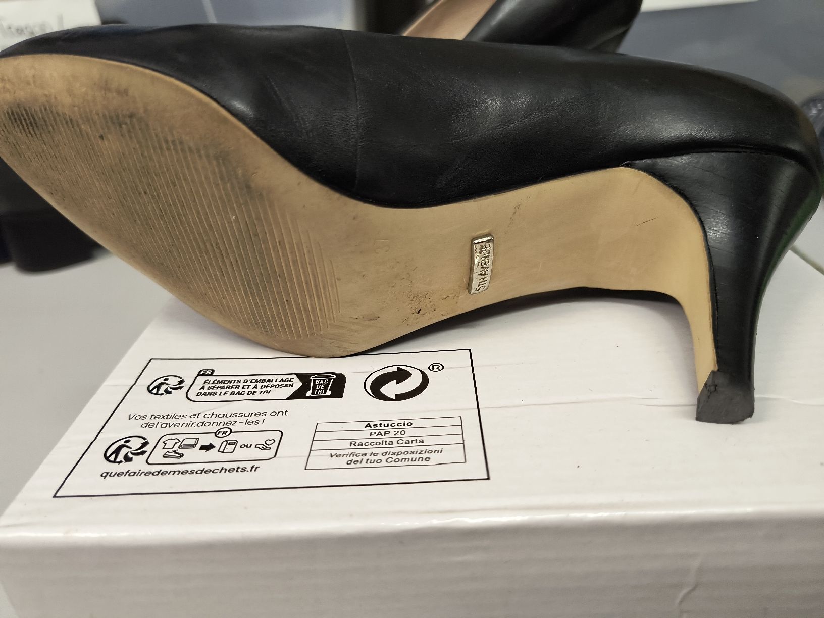 Scarpe da donna: Schwarze Leder Pumps, zeitlos elegant, Grösse 37 – Usato da Oberweningen venduto da Bumblebee2 4