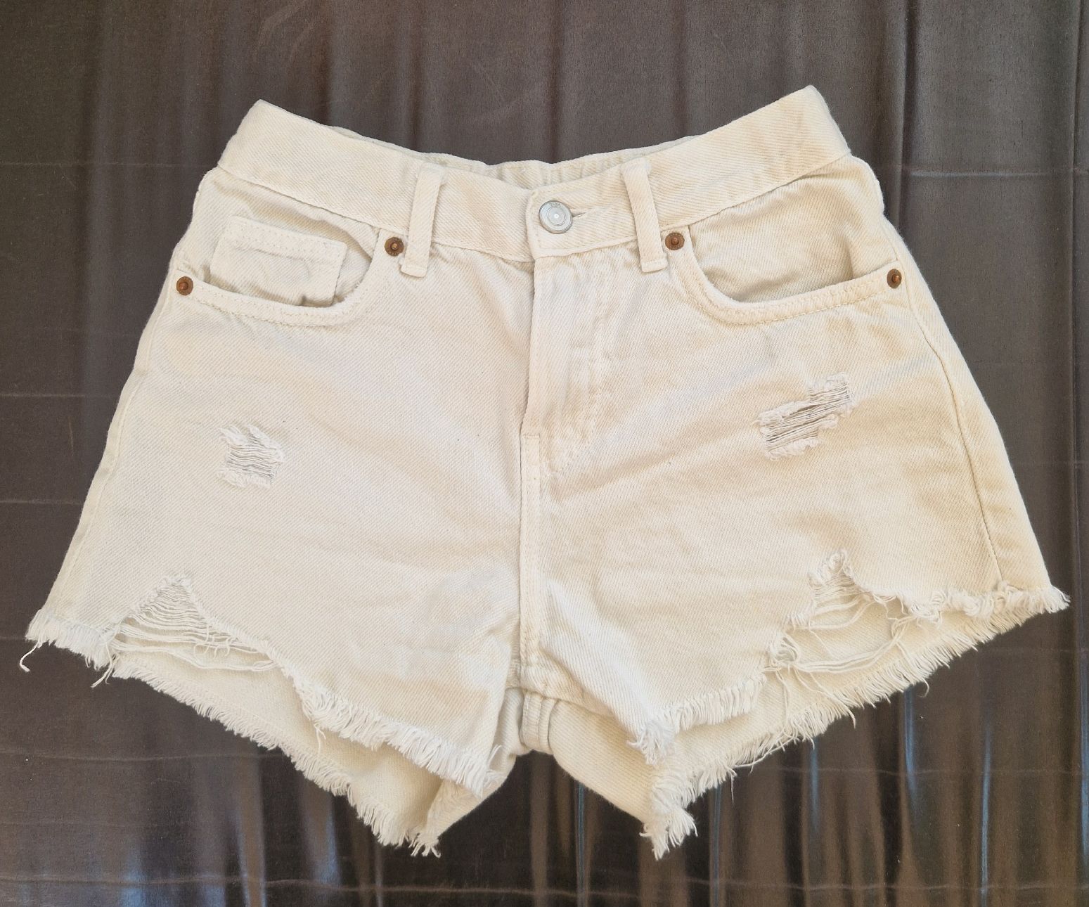 Zara Hosen: Weisse Zara Shorts, Gr. 128 – Gebraucht aus Muri b. Bern von rol_xtf8