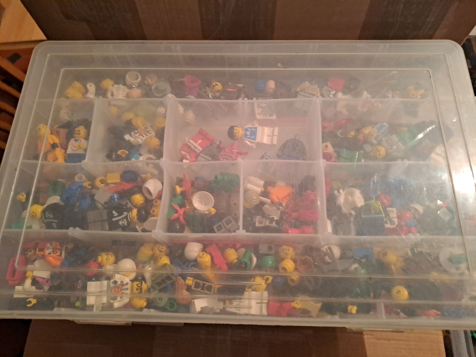 Lego Giocattoli: Box mit Lego Figuren Teilen, etc.  Versand möglich  – Usato da Kestenholz venduto da Knox1973 1