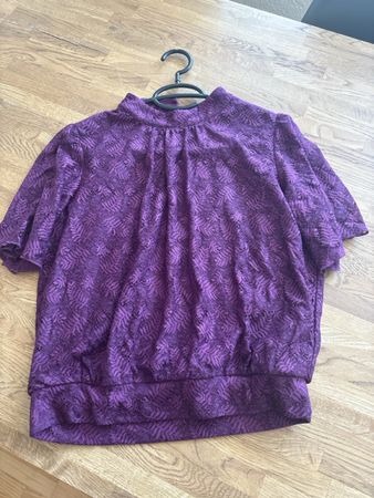 Damen Bluse Violett Spitze Gr. M  3x getragen NP ca. 35.-