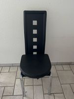 Schwarze Stühle mit Chromgestell