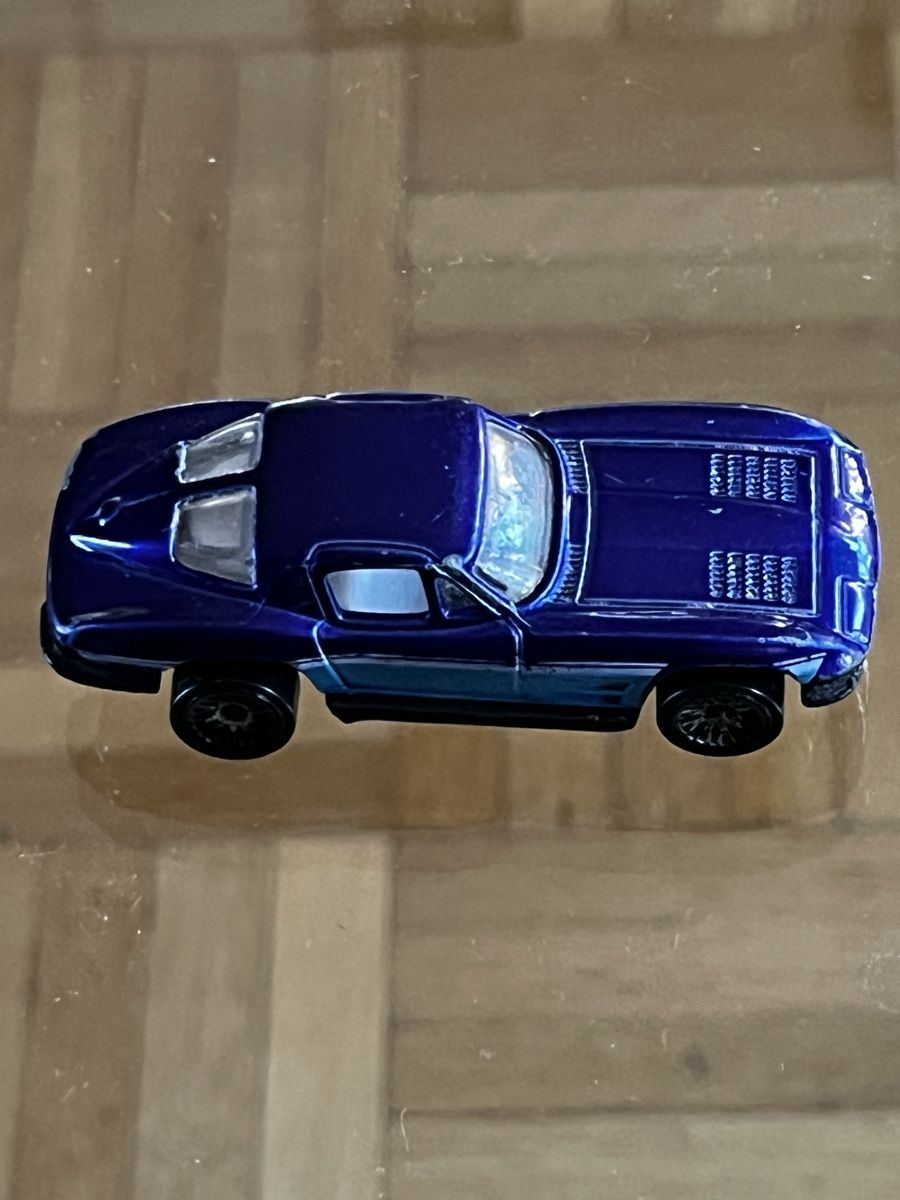 Hot Wheels Modellautos: Zwei Chevrolet Corvette Stingray in Matchbox Grösse – Gebraucht aus Basel von EdiEberle 2