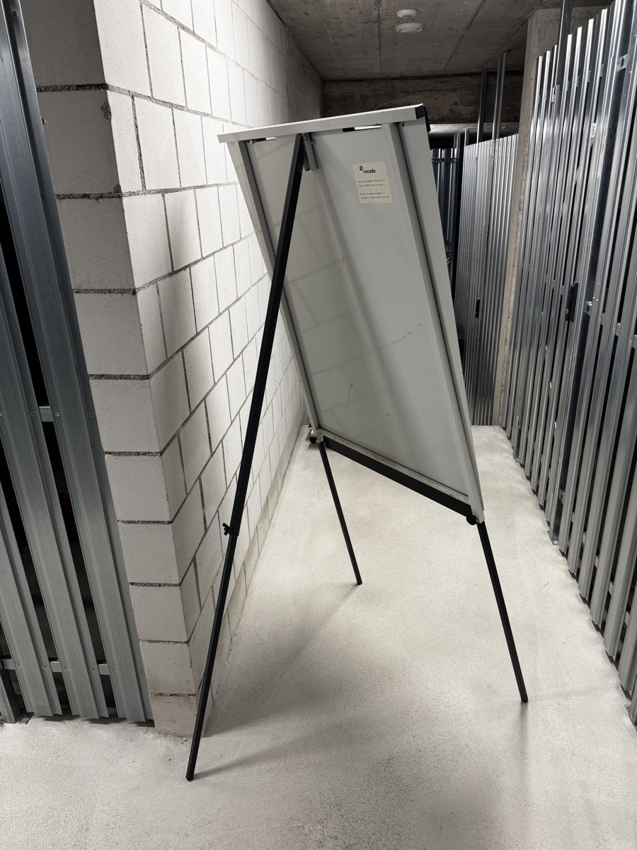 Staffeleien: Flipchart mit drei Beinen – Gebraucht aus Rupperswil von Steffeli 1