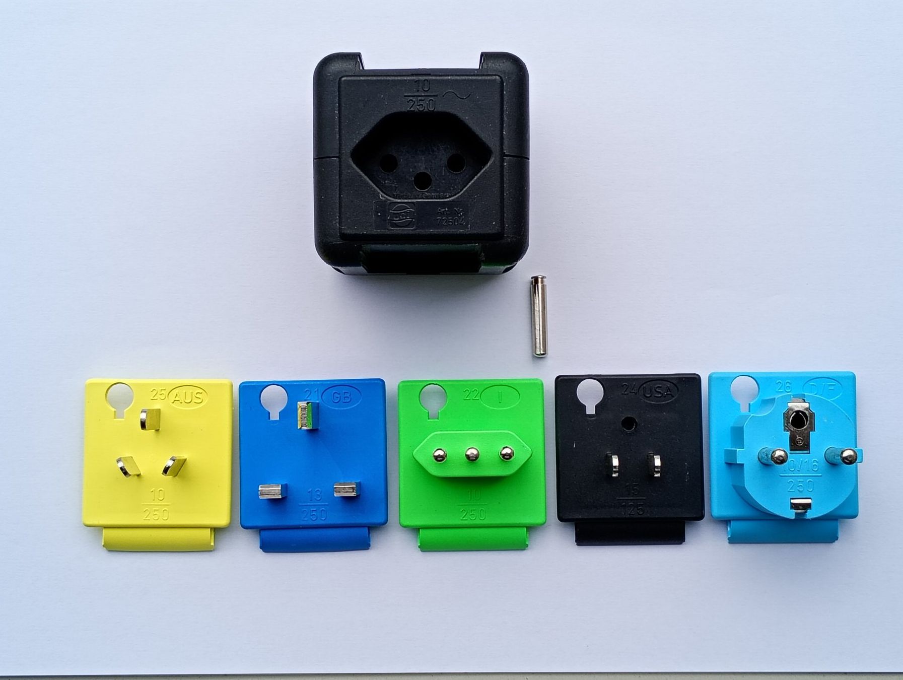 Laufwerke & Adapter: Reisestecker-Adapter 5 Länder – Gebraucht aus Möriken AG von Vellas 1