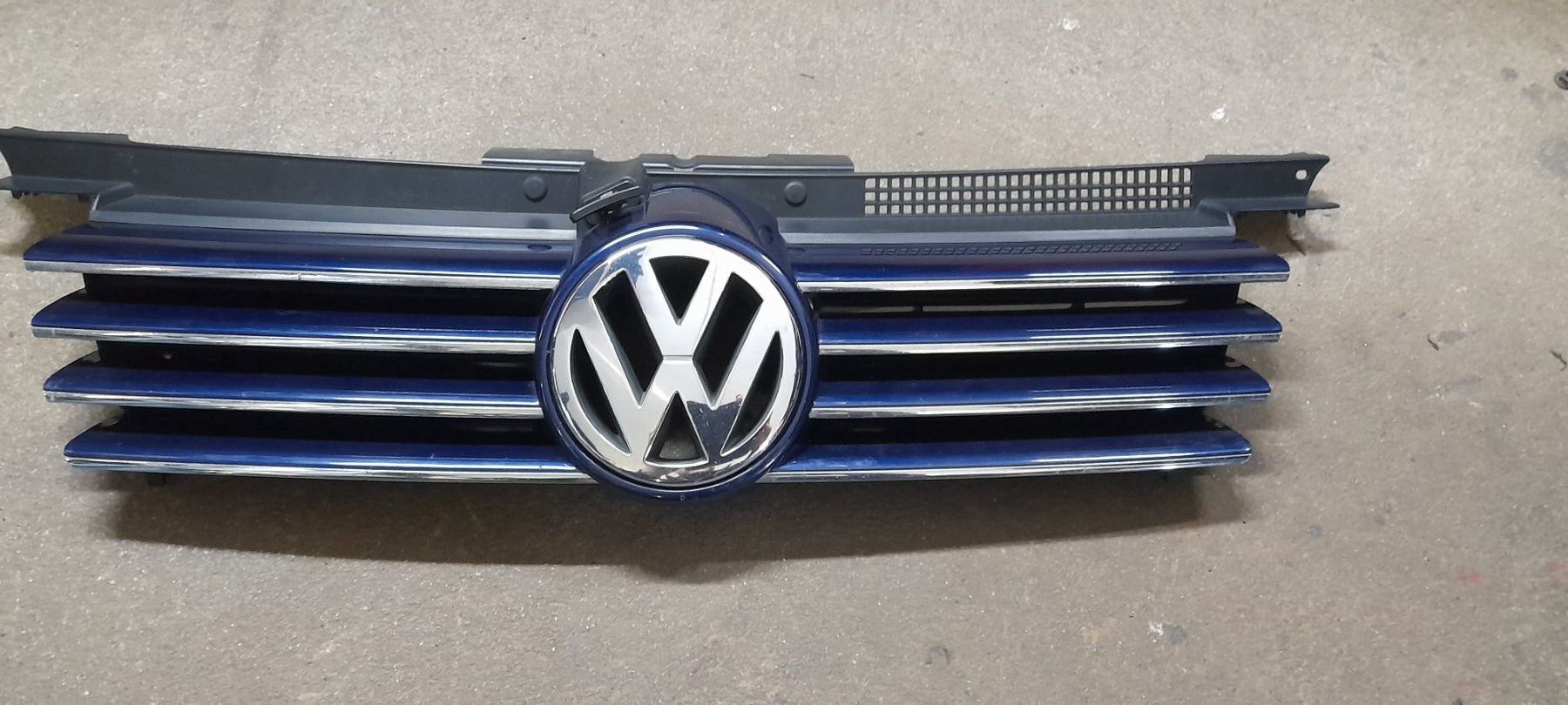 Tutti pezzi di ricambio auto: Kühlergrill VW Bora – Usato da Cham venduto da vento9