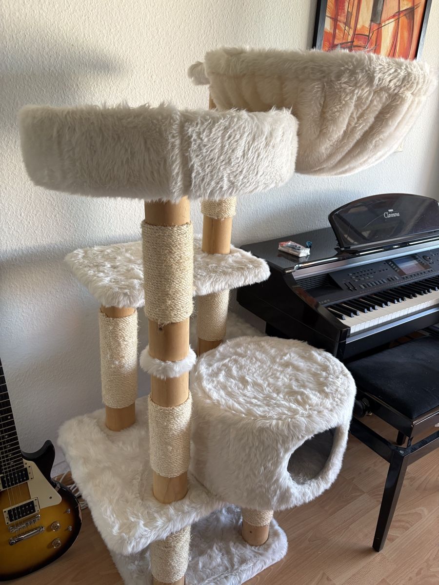 Tiragraffi: Cat tree multi-level beige plush scratching posts used – Usato da Steinhausen venduto da lou_k5sx 2