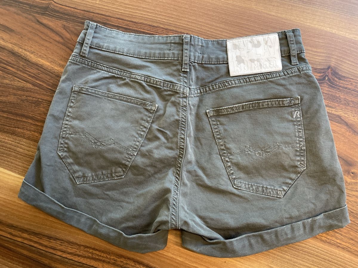 Replay Pantaloni: Graue Shorts Replay 27 – Usato da Basel venduto da pilzliii 4