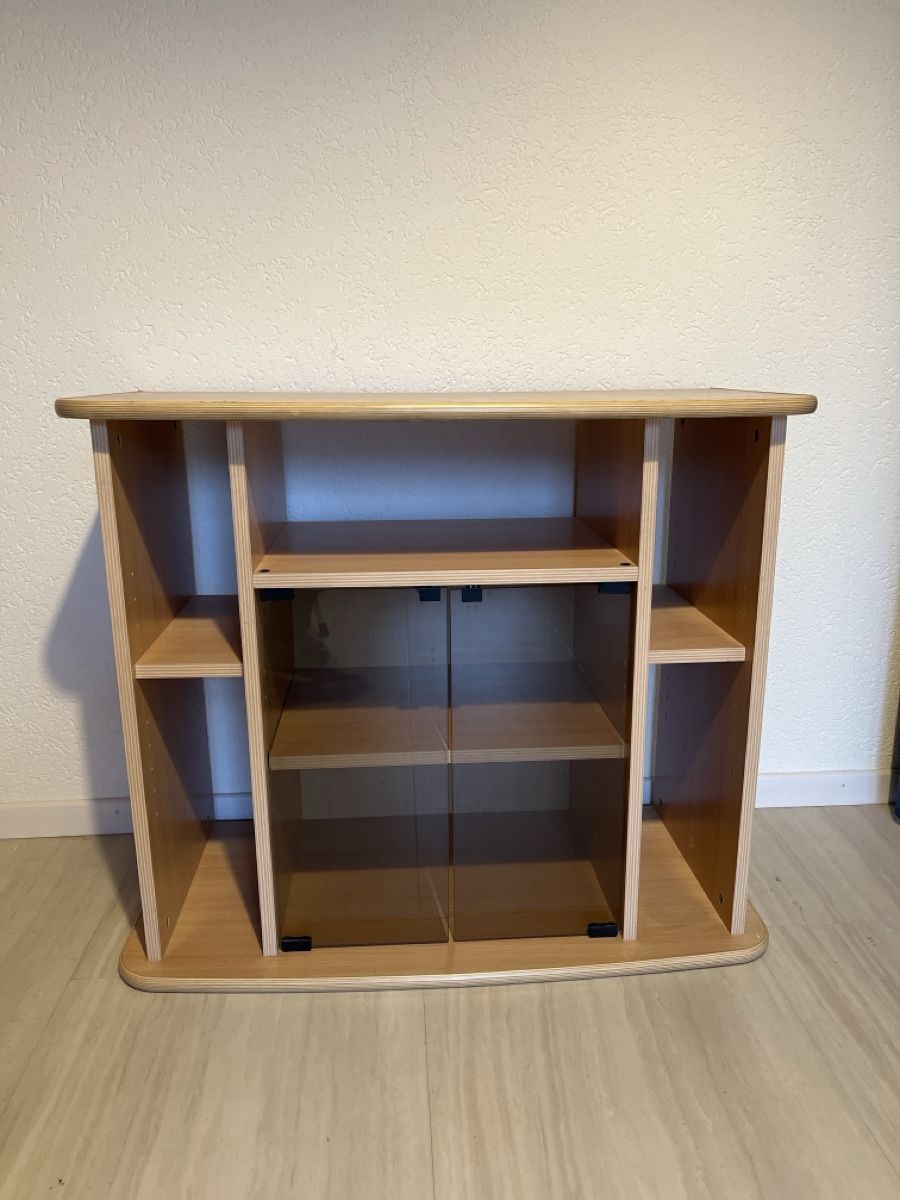 Mobili TV: Fernsehmöbel aus hellem Holz, mit Glastüren – Usato da Tenniken venduto da Bombadil8