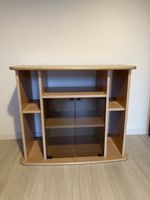 Fernsehmöbel aus hellem Holz, mit Glastüren