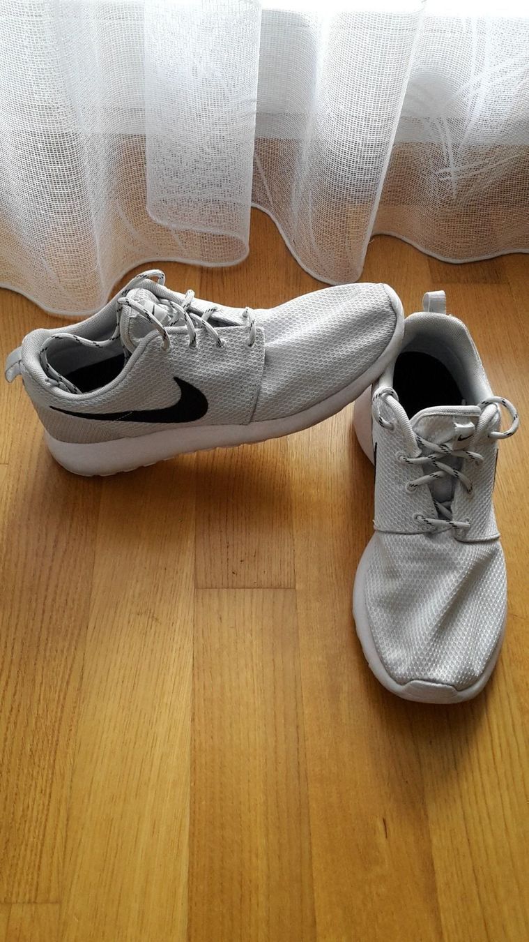 Nike Chaussures femmes: Nike Roshe Run hellgrau – D'occasion à Thalwil par JogaB0nito