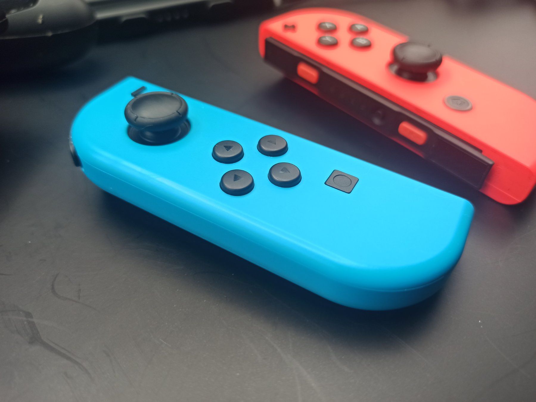 Nintendo Controller: Original Nintendo Switch Joy-Con Set (Neon-Rot/Blau) + Grip – Gebraucht aus Oberweningen von mar_87mx 4
