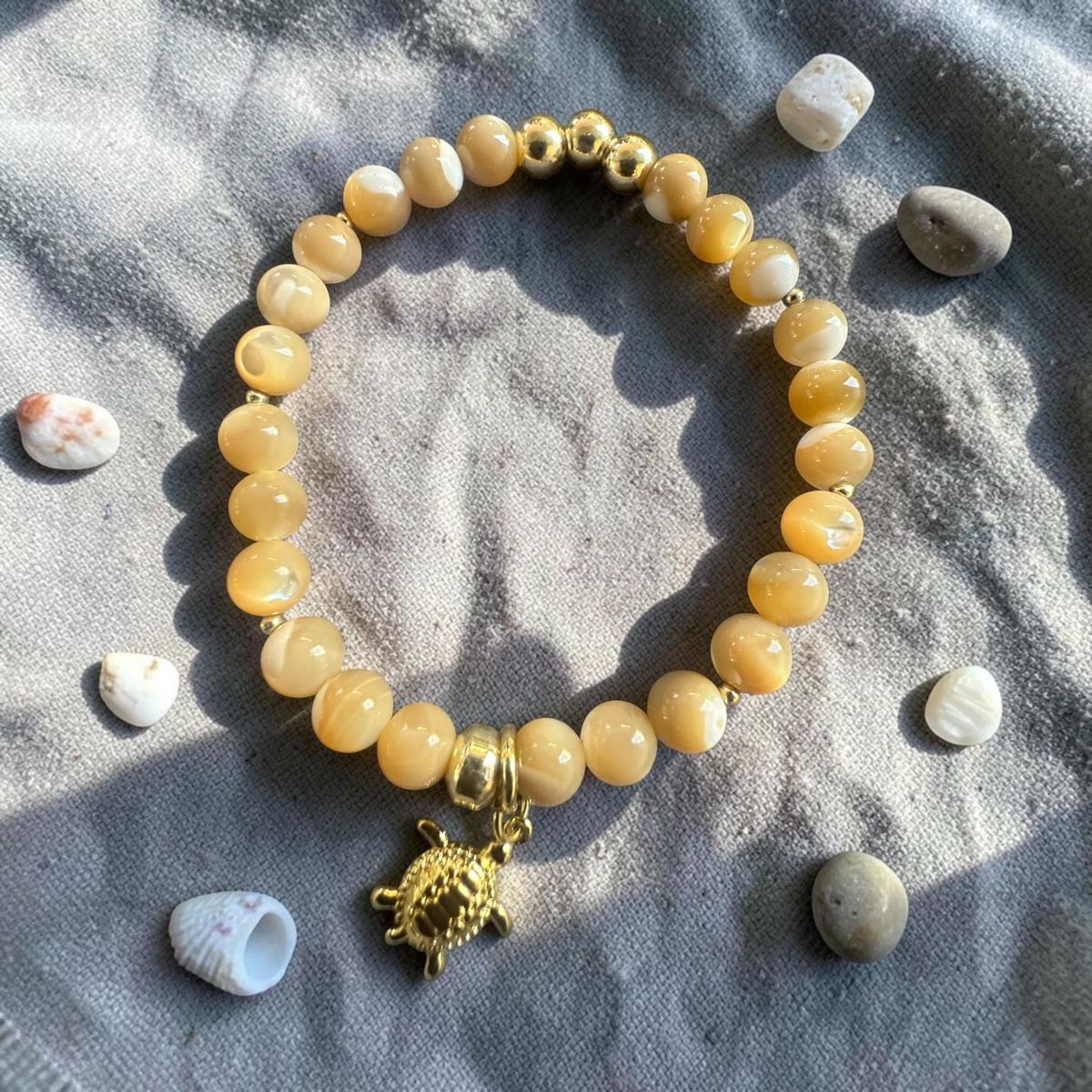 Bracciali & Braccialetti: Perlmutt Stretch Armband mit Anhänger  – Nuovo e nell'imballaggio originale da Kriens venduto da Hortensie6 4