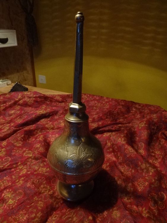 Produktbild von OSALADI Vintage Butter Öl Lampe Aus Langlebiger Legierung Dekorative Buddhistische Tempellampe Mit Hohem Fuß Für Altäre Meditation Festlichkeiten Und Stilvolle Wohnraumdekoration