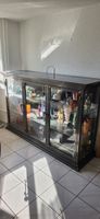 Vitrine Metall mit Glasböden und Rosen-Türgriffen