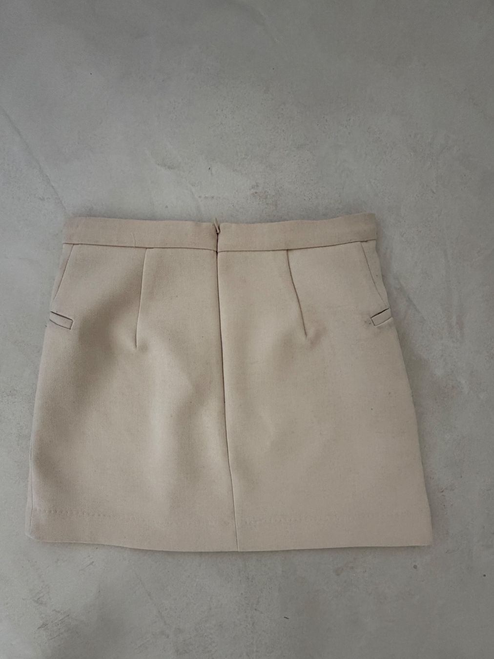 Gonne: Jolie mini jupe crème vintage – Usato da giffers venduto da sev_c9x9 1