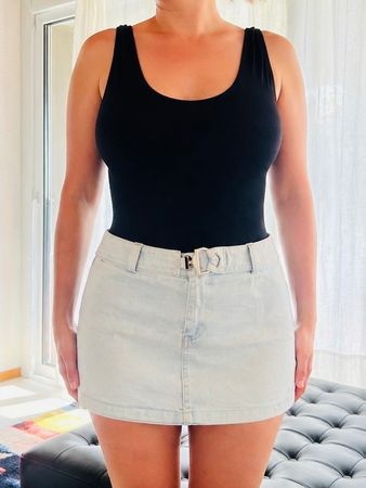 Mini-jupe Jane Norman en daim bleu . Superbe pour l'été!