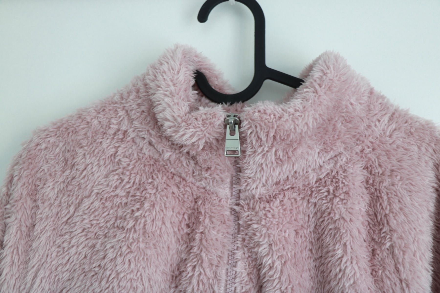 Calvin Klein Pulls & Sweat-shirts: Calvin Klein pinker Flauschi Pullover mit Reissverschluss – D'occasion à Gachnang par todressgolden 1
