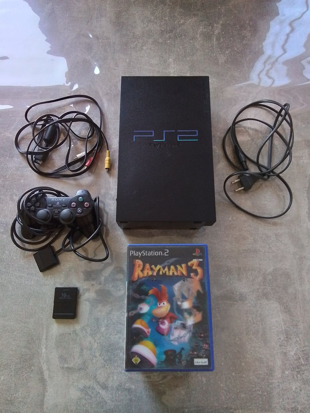 Sony Console: Playstation 2 + 6 jeux – Usato da Courgenay venduto da Romano-Athletics