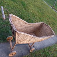 Antiker Stubenwagen mit Holzräder