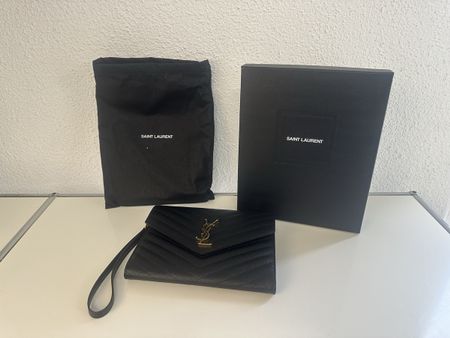 Saint Laurent YSL Cassandre Matelassé Pouch – Schwarz/Gold –