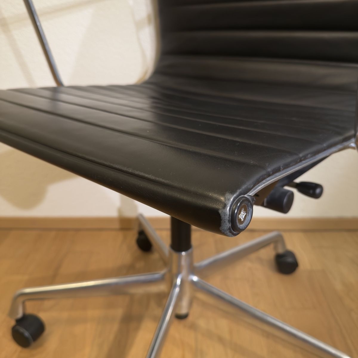 Eames Chaises: Vitra Eames Aluminium Chair EA 117 – D'occasion à Ulisbach par Mithrandirr 4