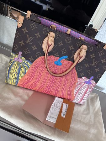 Louis Vuitton Onthego mm Yayoi Kusama