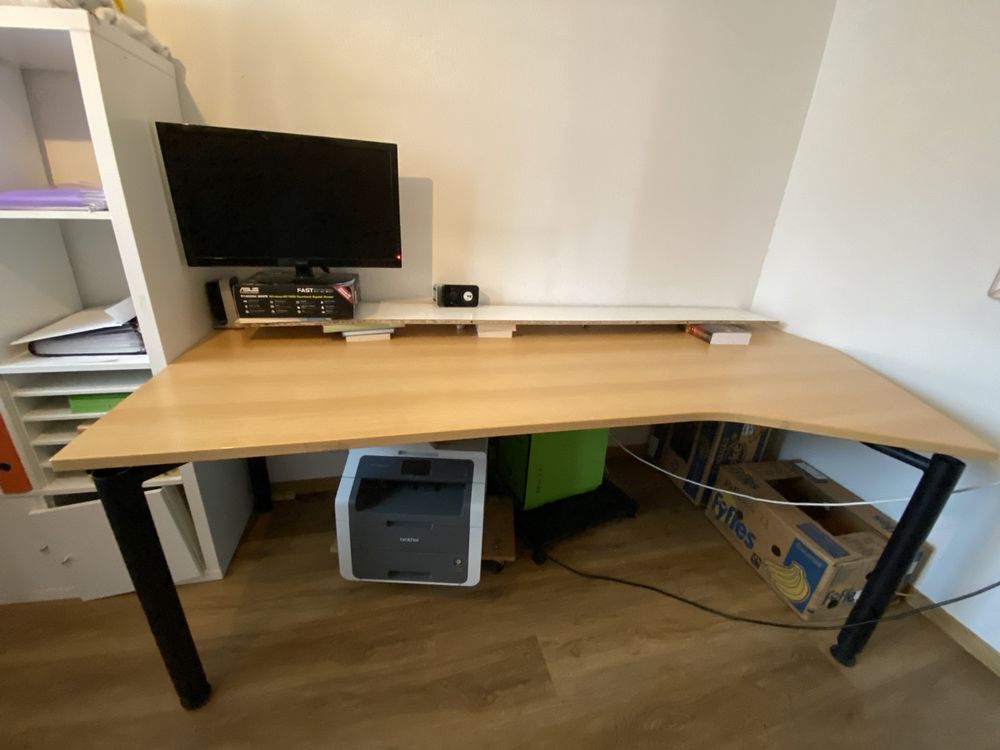 Scrivanie: Massiver Holztisch ohne (Erhöhung) – Usato da Pratteln venduto da phi_vp6t