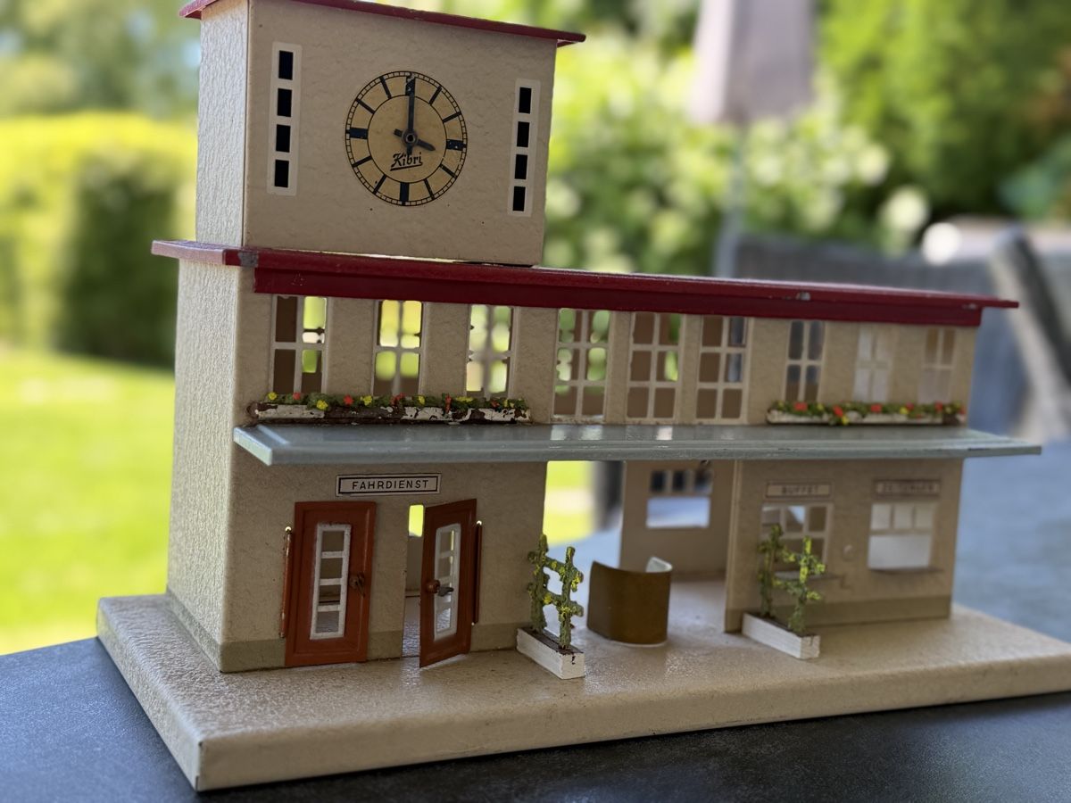 Kibri Modellini di ferrovie: Kibri Blechbahnhof 50er Jahre – Usato da Lupsingen venduto da New-Haven 1