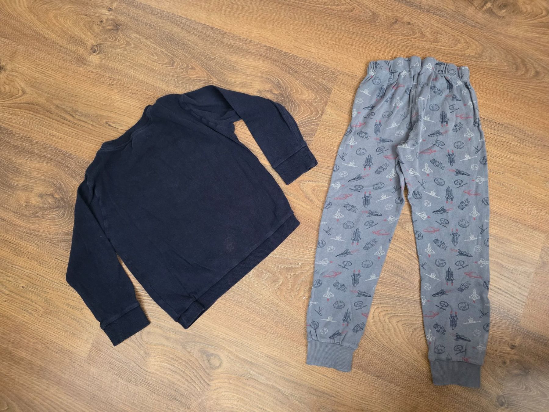 Pyjamas & Ähnliches: Pyjama 2-teilig Gr. 110/116 Galaxy – Gebraucht aus Nebikon von Japostyle 1