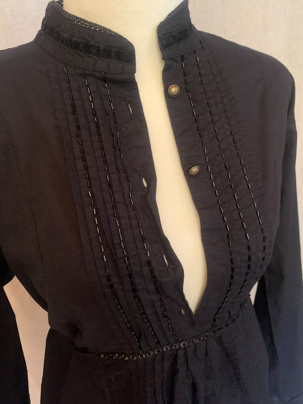 Camicette: Schwarze Bluse mit orientalischen Stickereien – Usato da Chalais venduto da Decoarts.art 1