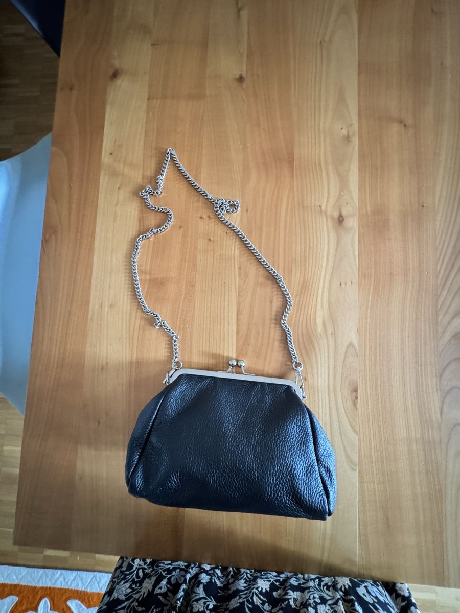 Taschen für Damen: Elegant Black Leather Handbag with Silver Chain Strap! – Neu (gemäss Beschreibung) aus Birsfelden von Maranata3