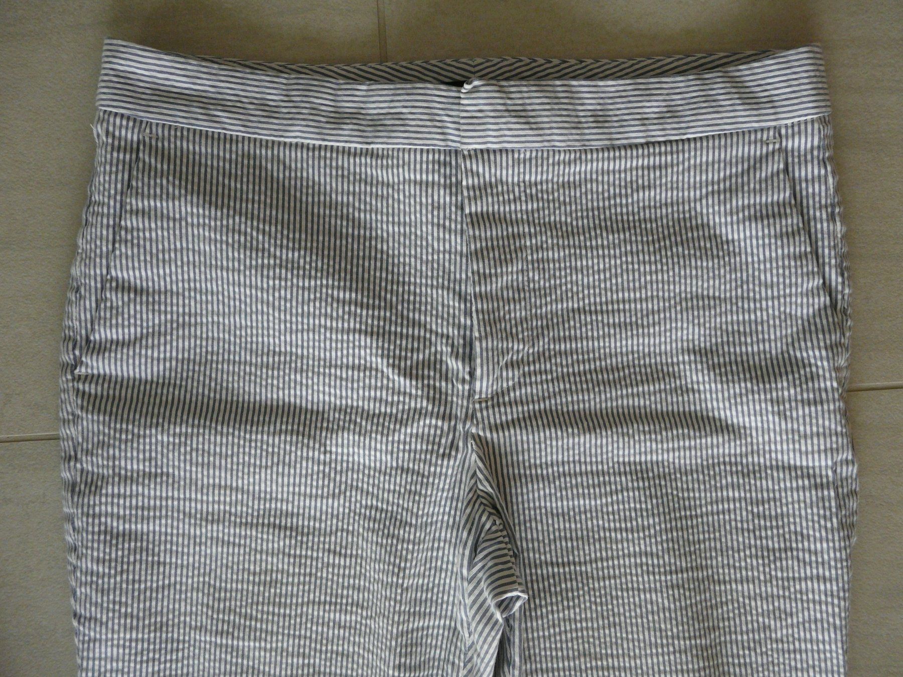 Zara Pantaloni: Pantacourt blanc rayé bleu ZARA 38 – Nuovo (secondo la descrizione) da ERLINSBACH venduto da doudouce 1