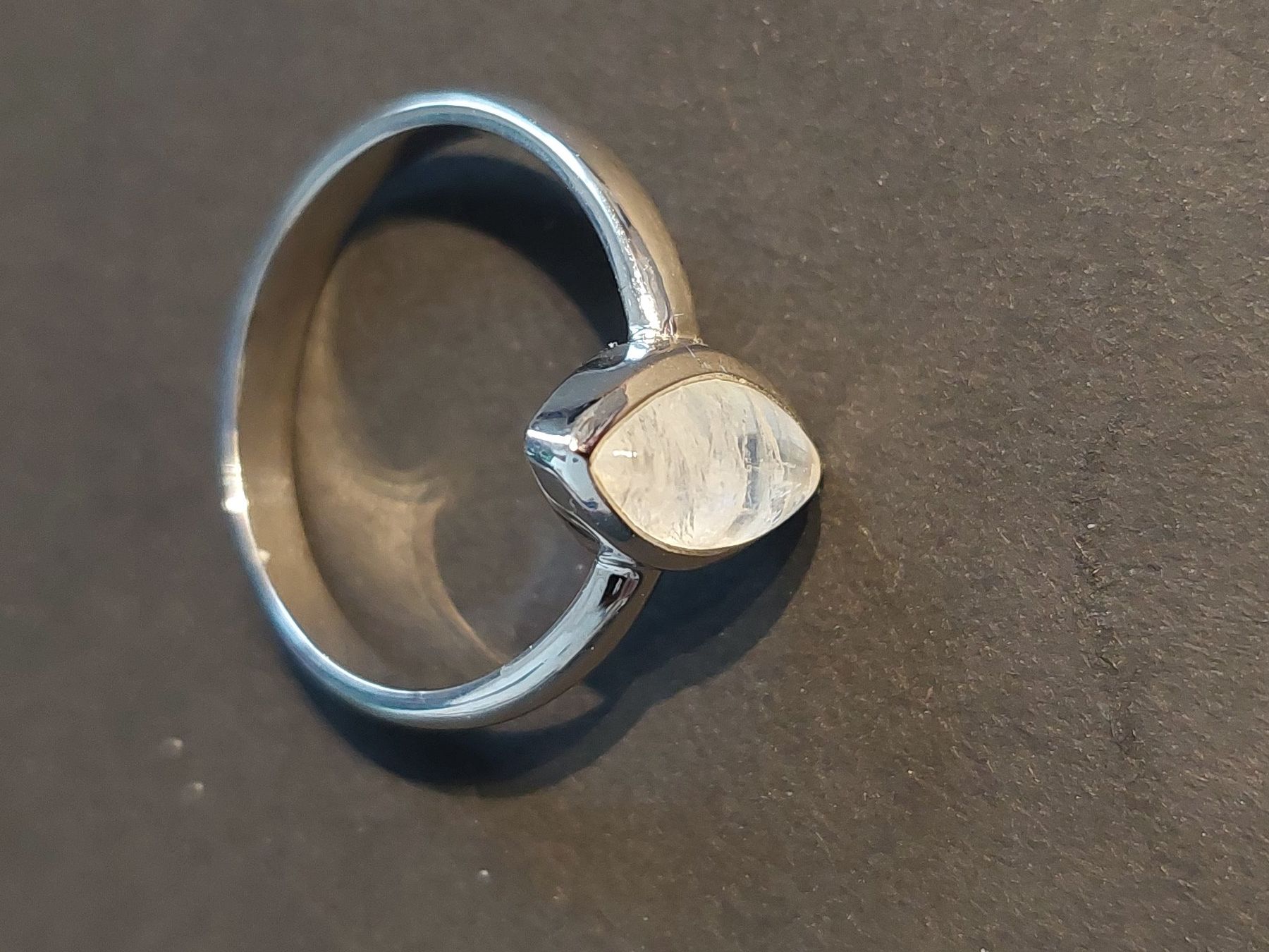 Anelli: Ring, Sterlingsilber weiss-opakem Stein, quer – Usato da Obfelden venduto da Kleha