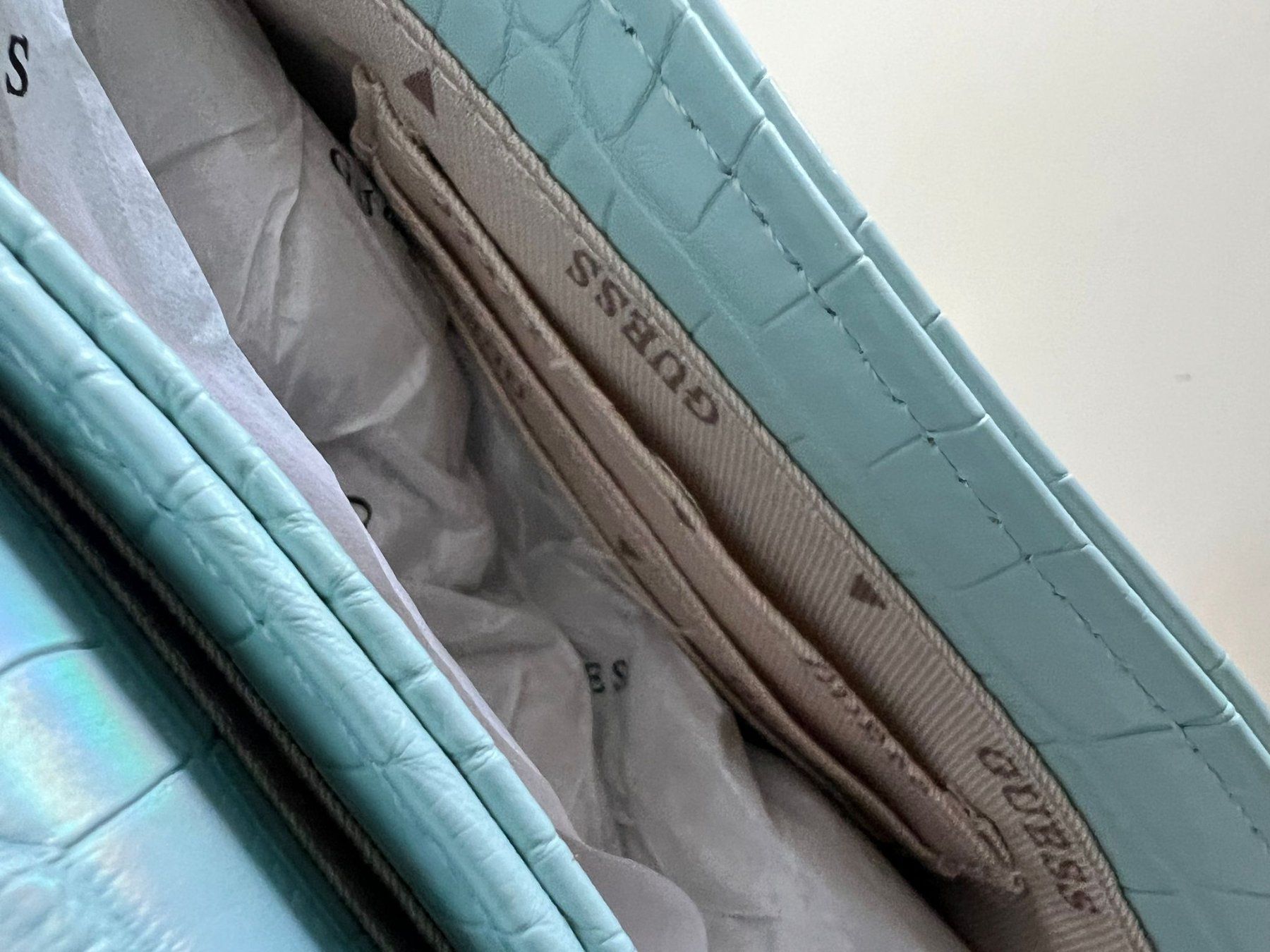 Guess Taschen für Damen: Guess mini Bag in blue Ice Neuwertig – Neu und originalverpackt aus zürich von Mielles 6