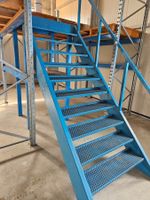 Starke metall Treppe mit podest
