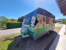 Flower-Power Wohnwagen ein Hingucker für jeden Garten.