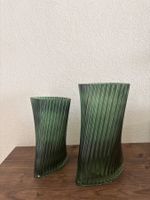 Vasen Set Glas gerippt dunkelgrün zwei Stuck gebraucht