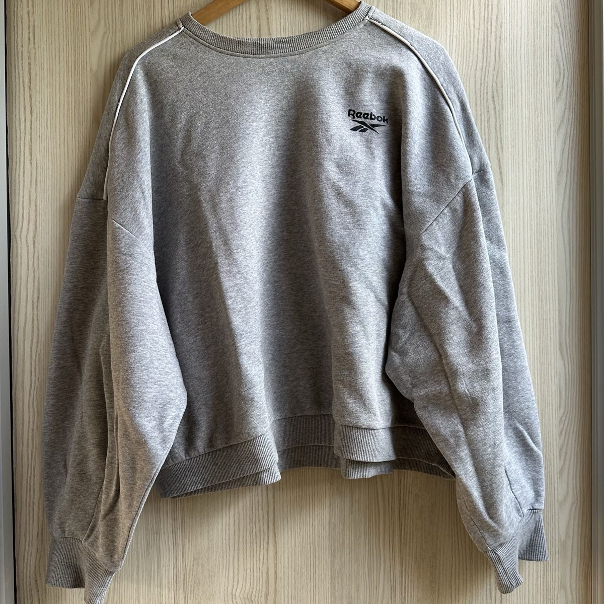 Reebok Pulls & Sweat-shirts: Sweatshirt Reebok Grau Oversized – D'occasion à Schönenwerd par palaceofwords