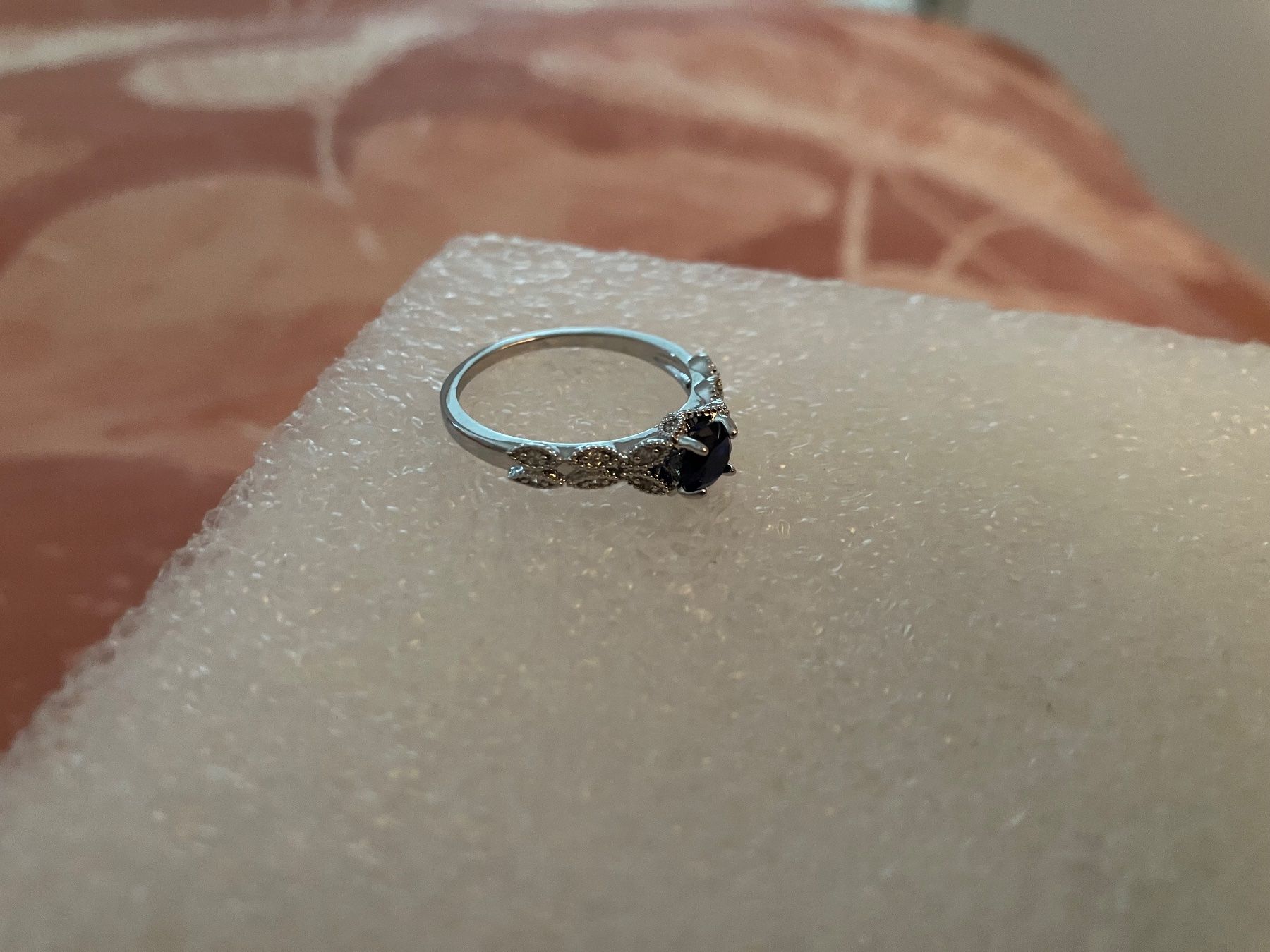 Bagues: Silberfarbener eleganter Ring & dunkelblauem synth.Zirkonia – Neuf (Voir description) à Affoltern am Albis par Dlotti 3