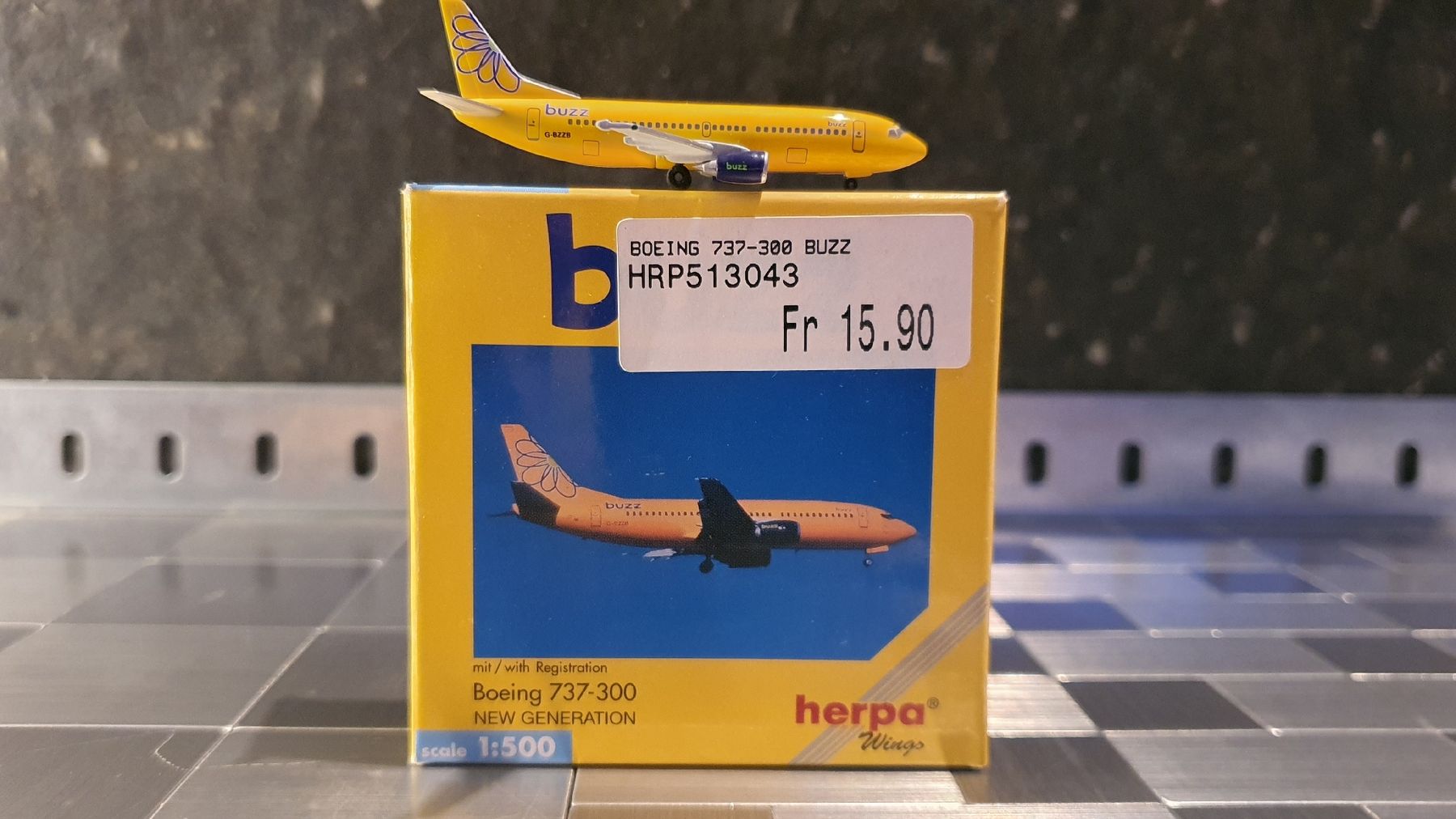 Herpa Kit di modellismo & Modellini statici: HERPA BOEING 737-300 BUZZ 1:500 – Usato da Männedorf venduto da Modellbau-wyss 2