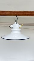 Stalllampe mit Emailleschirm weiss