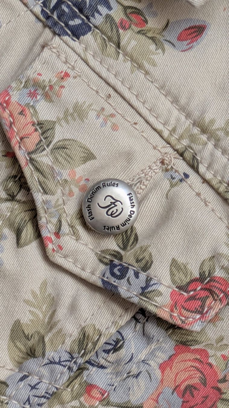 Giacche: Jeansjacke mit Rosenmuster – Usato da Frutigen venduto da Pixele10 3