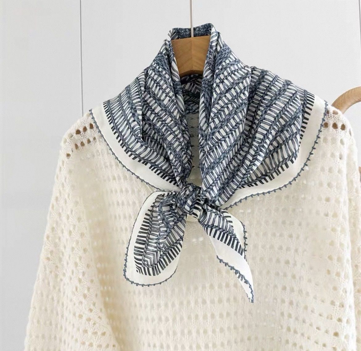 Foulard & Sciarpe: New with gift package Stylish Patterned Scarf 100% Silk – Nuovo e nell'imballaggio originale da Basel venduto da 550_ckp6 1